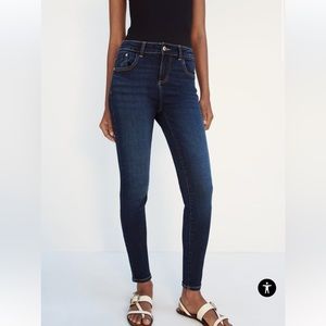 Women’s Zara Skinny Jeans Mid-rise size 8US.